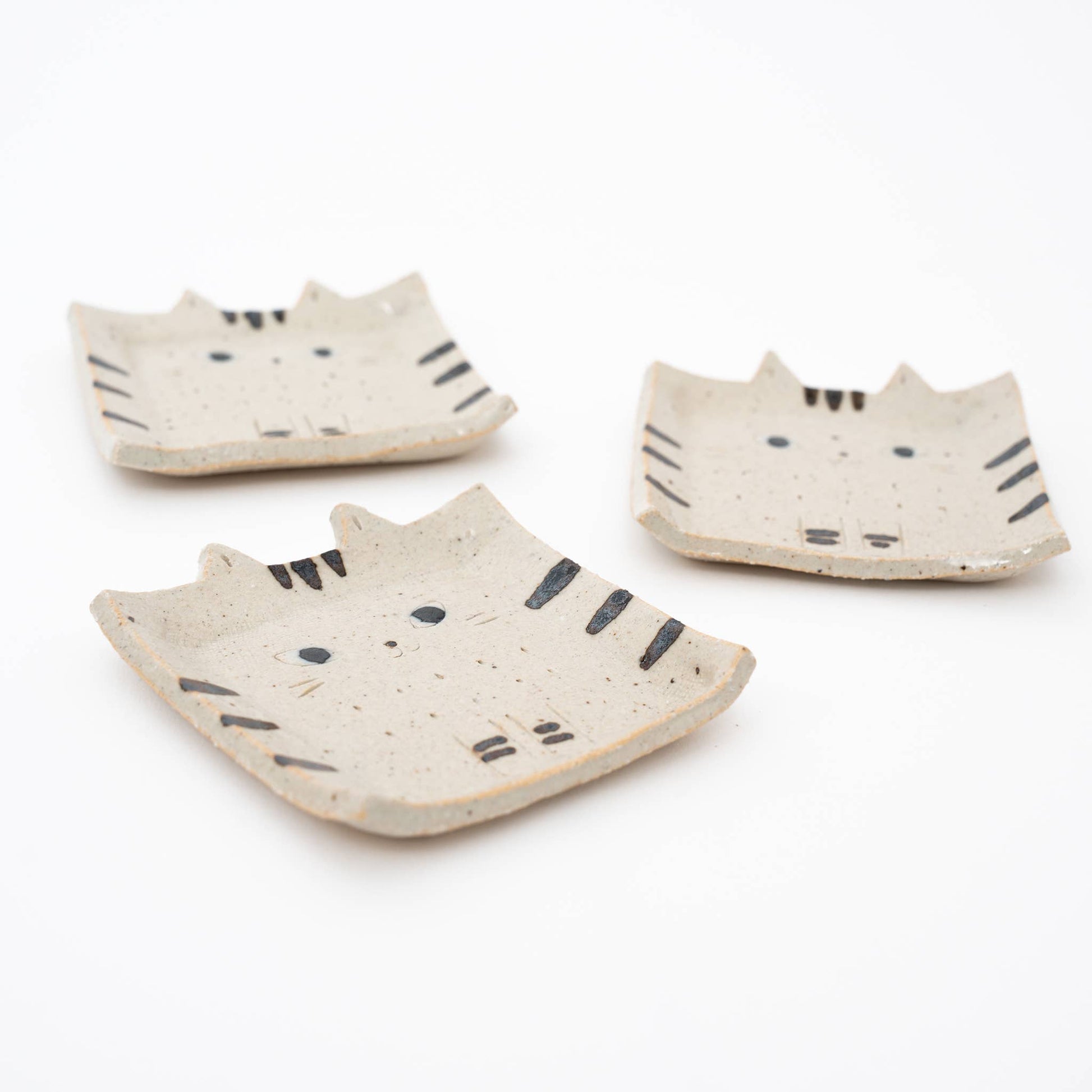 U PLUS INC Handmade Cat Square Plate Set of 3 - Beige